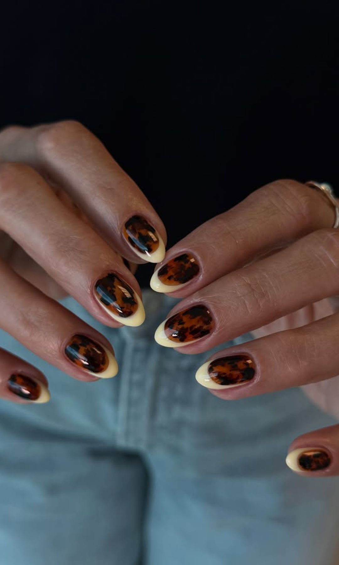 Manicura francesa con estampado base en estampado carey y línea en amarillo mantequilla