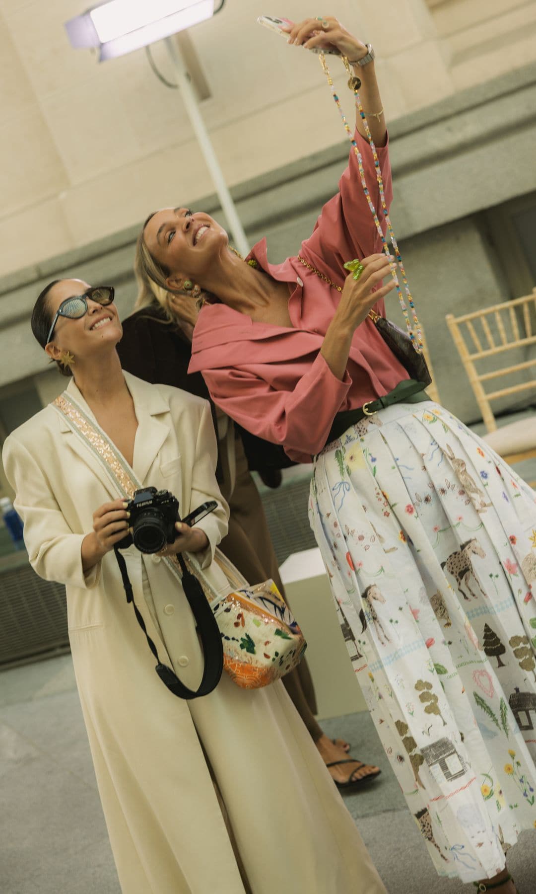 Cómo elevar tus looks de otoño con un cinturón, según las invitadas a los desfiles de Madrid