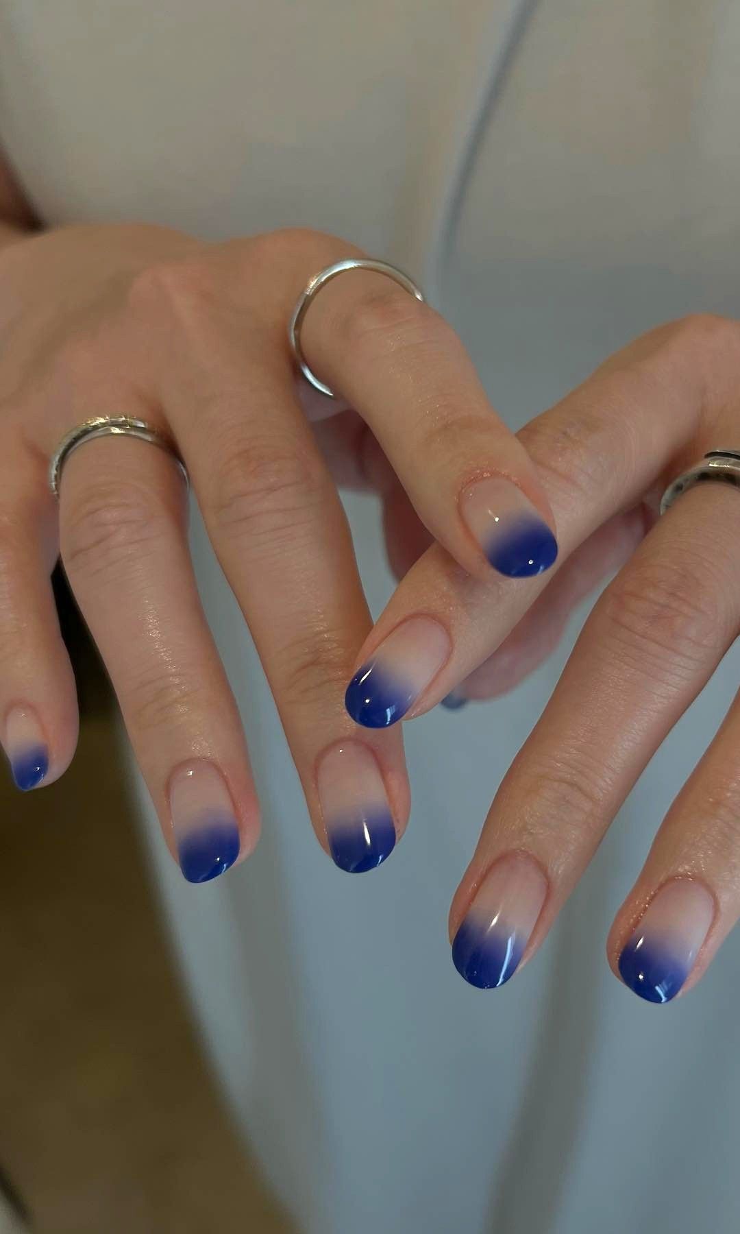 Manicura en azul marino con efecto degradado