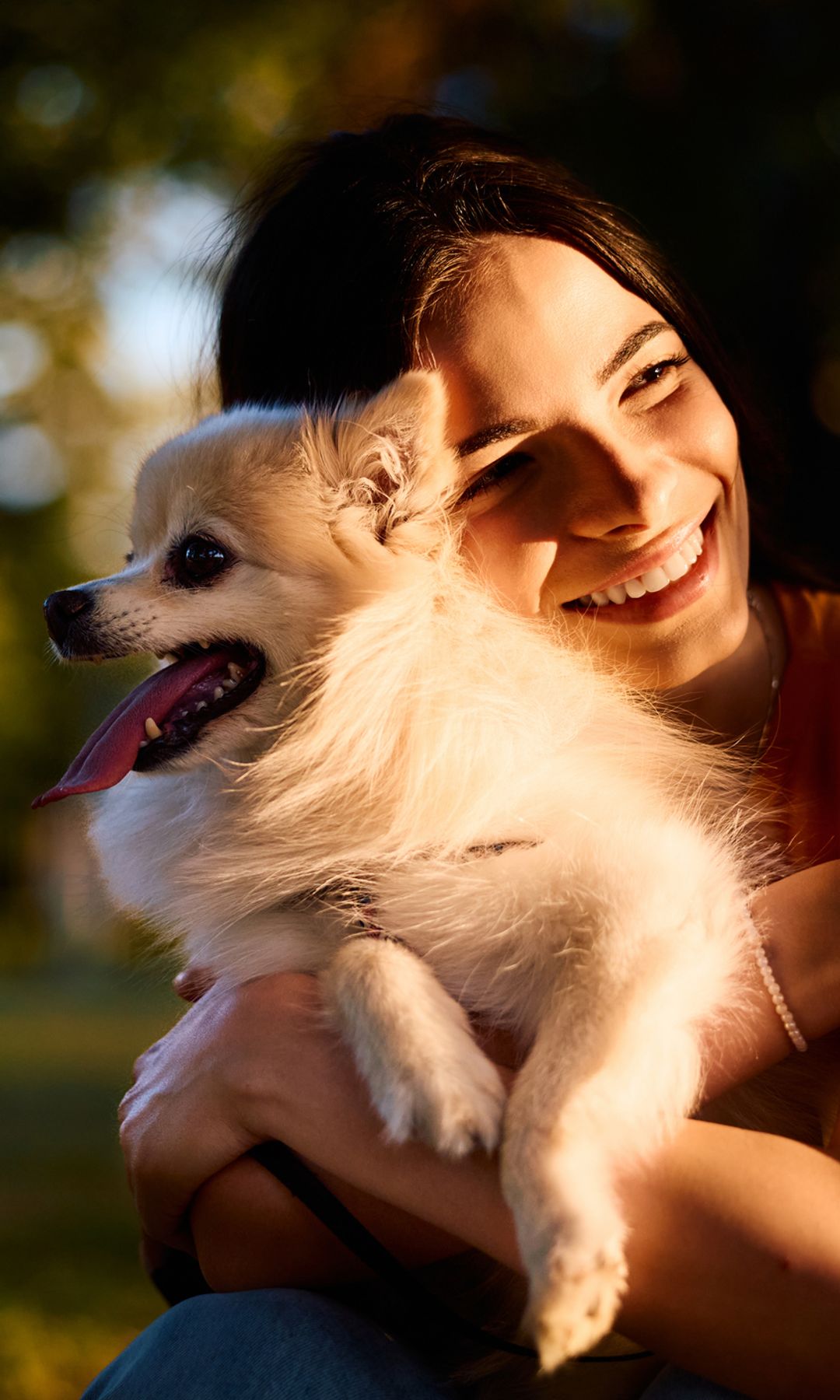 Mujer feliz con su perro