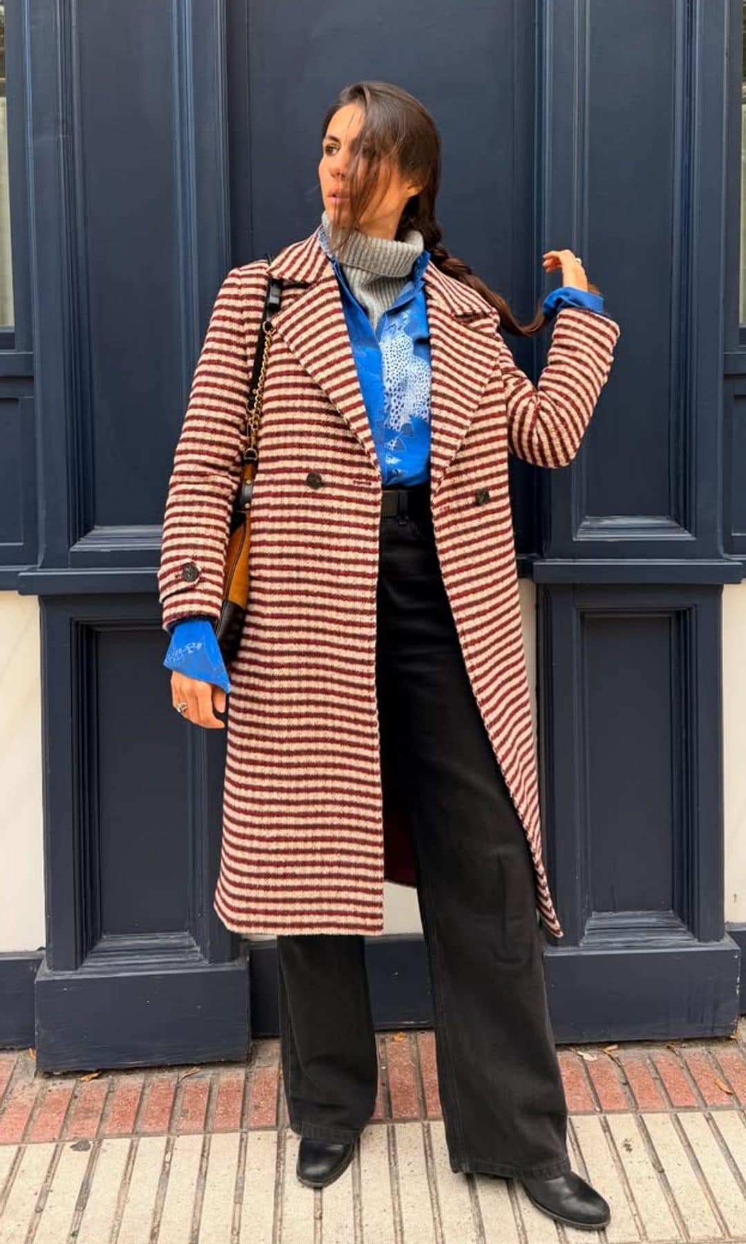 Ana Cristina Portillo con camisa azul sobre jersey de punto gris