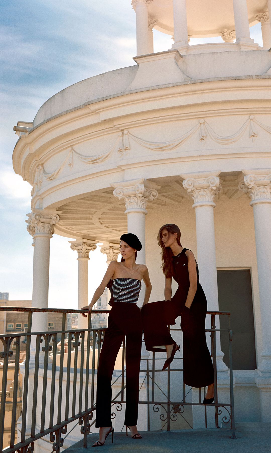 Marta Molina (derecha) y Aline Brujó (izquierda) posan con looks de Emporio Armani. Las sandalias de esta última son de Aquazzura