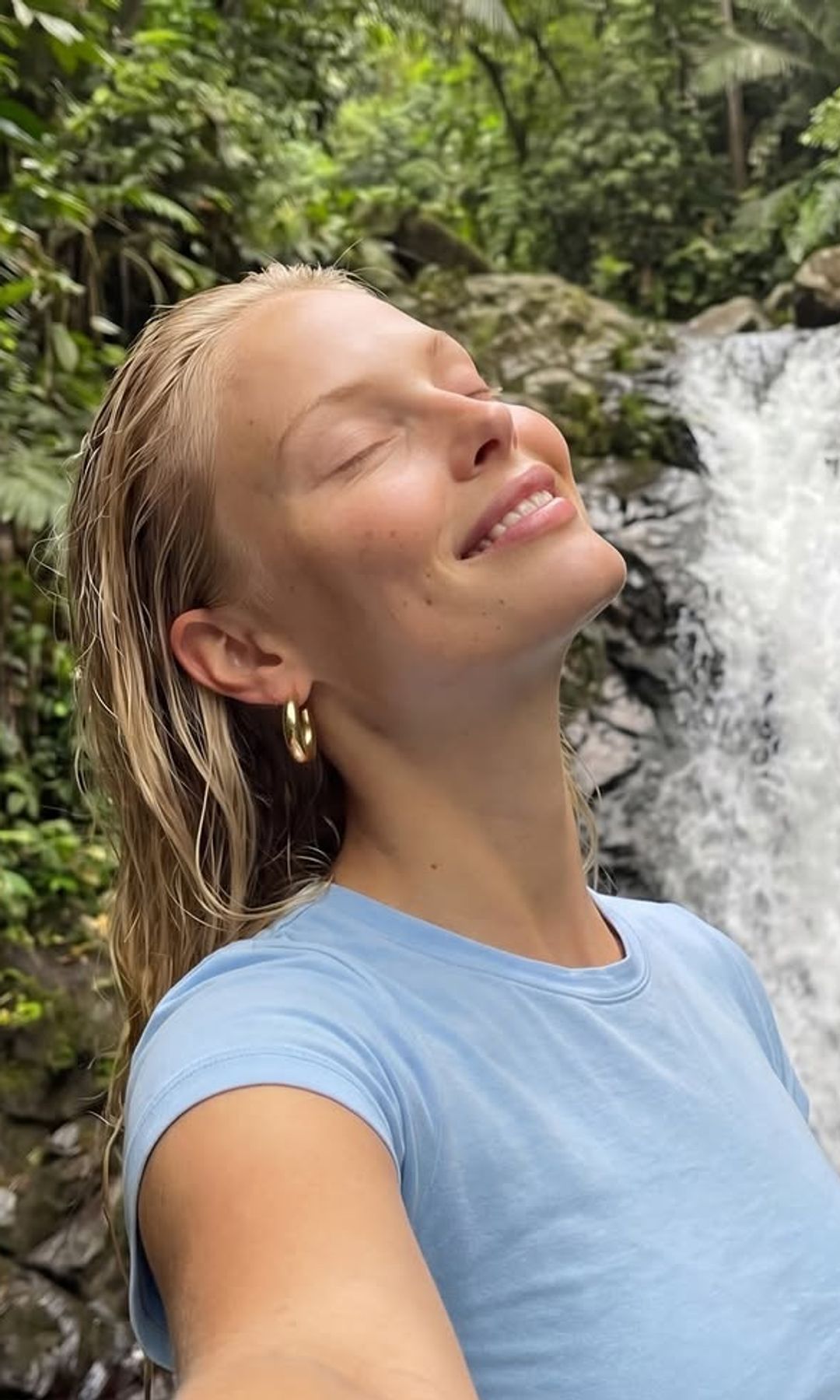 Elsa Hansen en verano con la piel limpia después de darse un baño