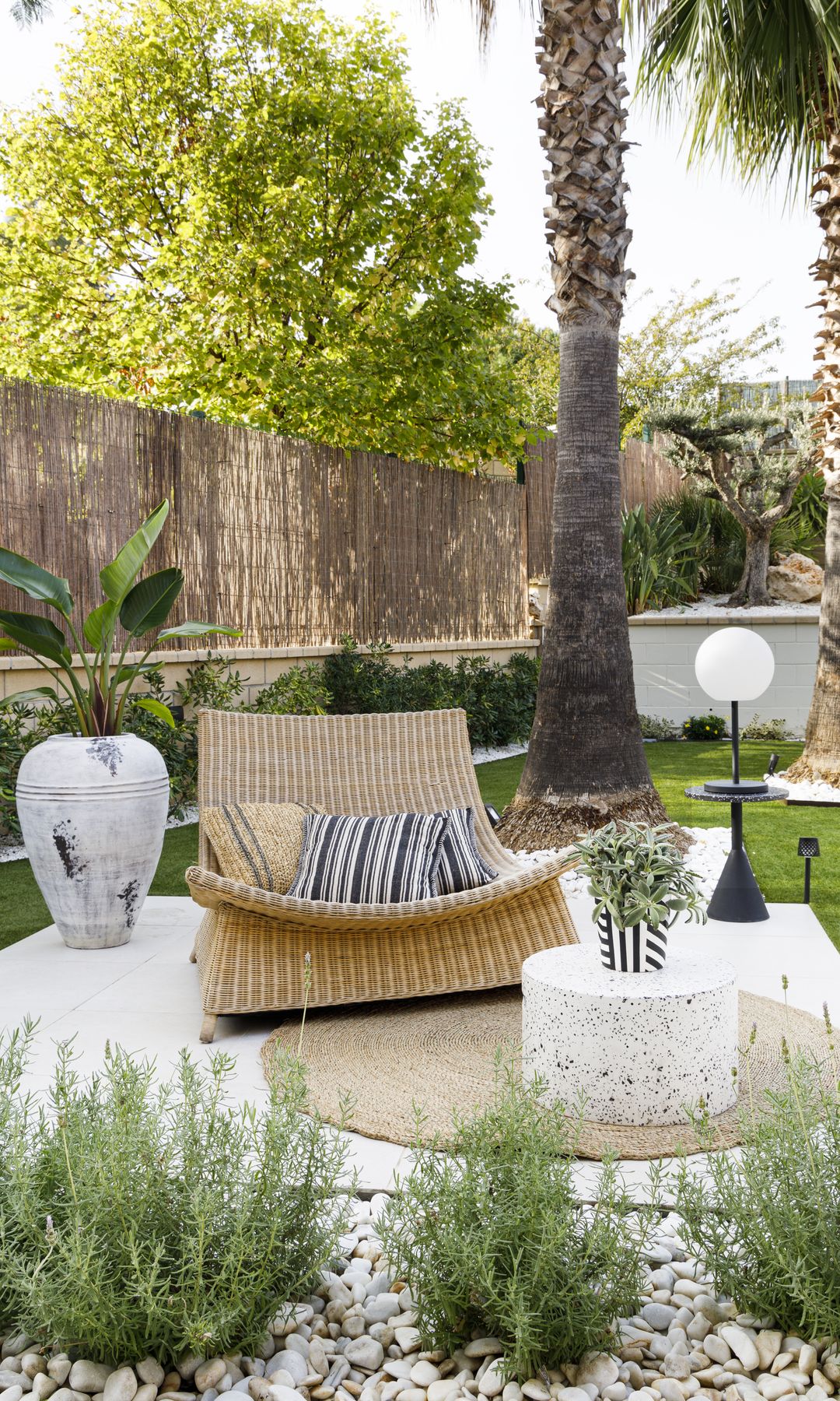 Rincón tranquilo en un jardín decorado por Mar Gausachs