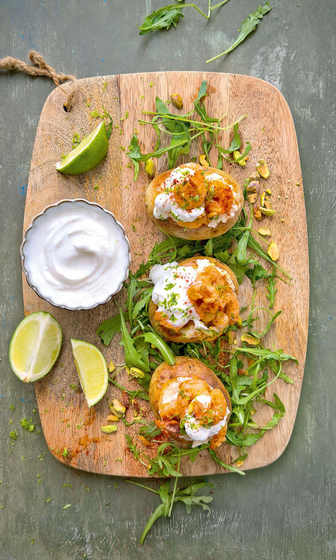 Patata rellena de gambas salteadas con lima