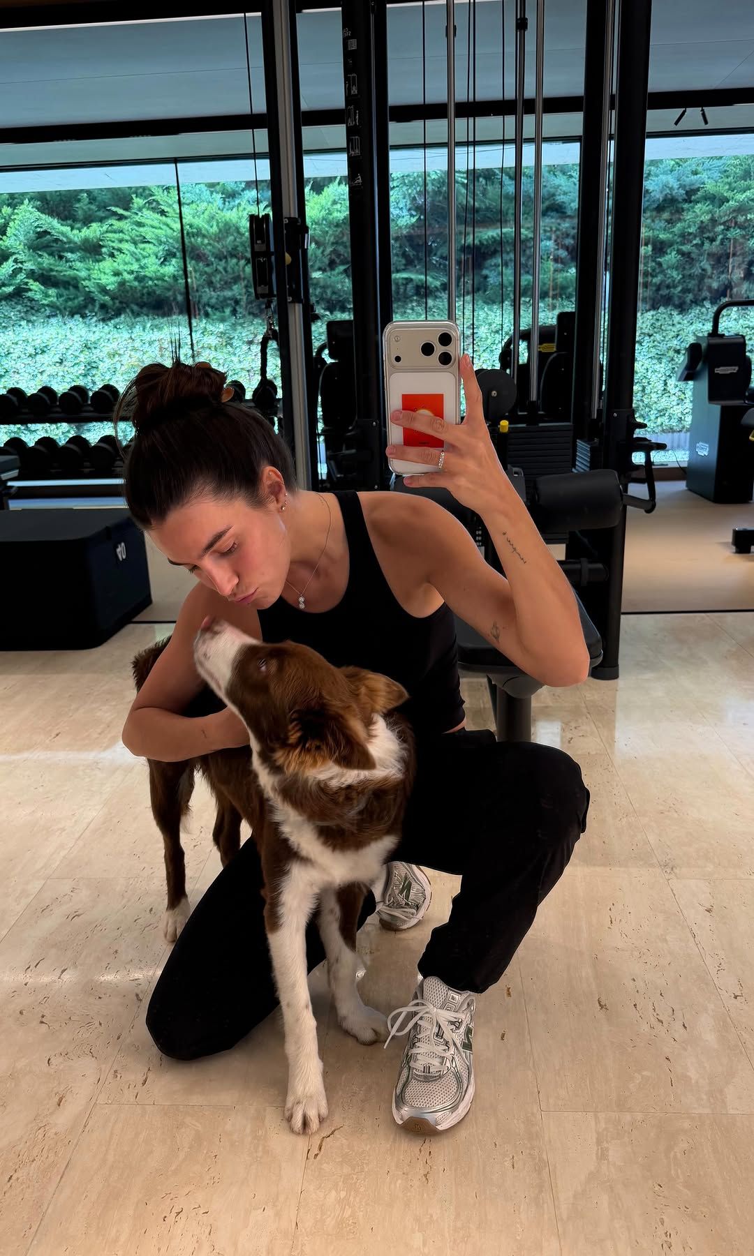Gemma Pinto con su perro en el gimnasio