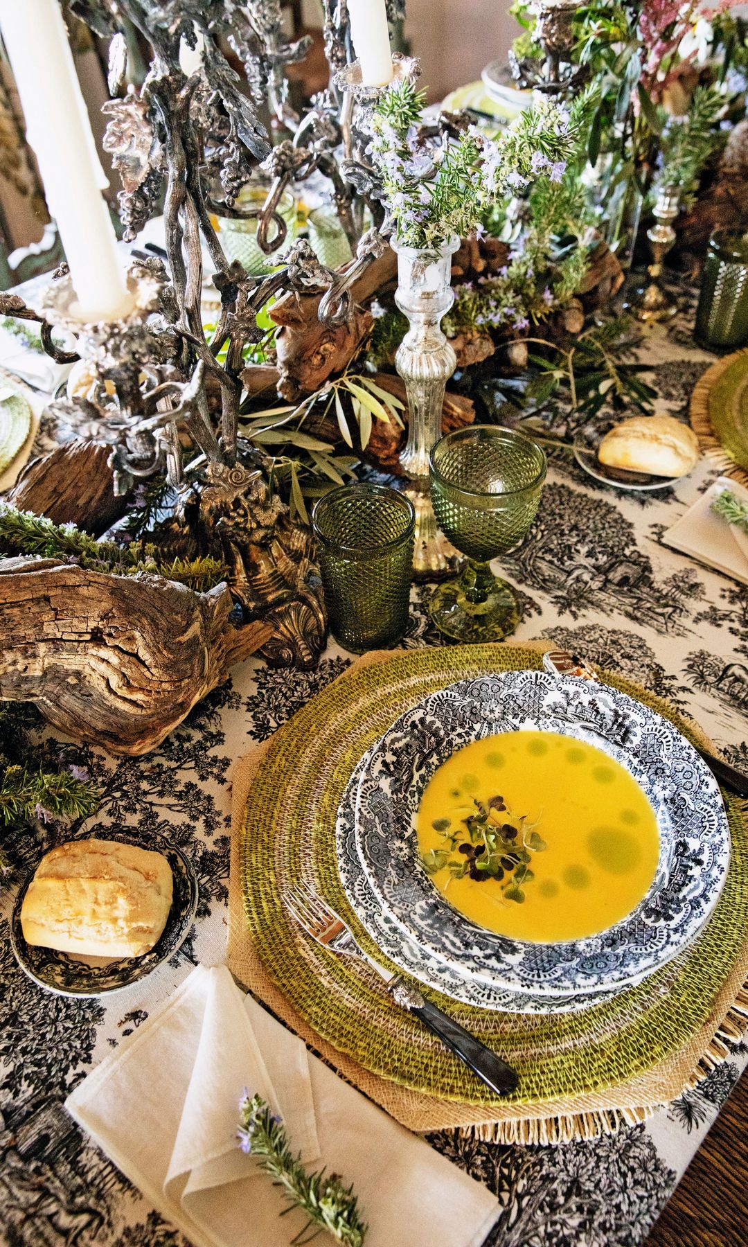 Detalle de la mesa del comedor y la de la cocina 