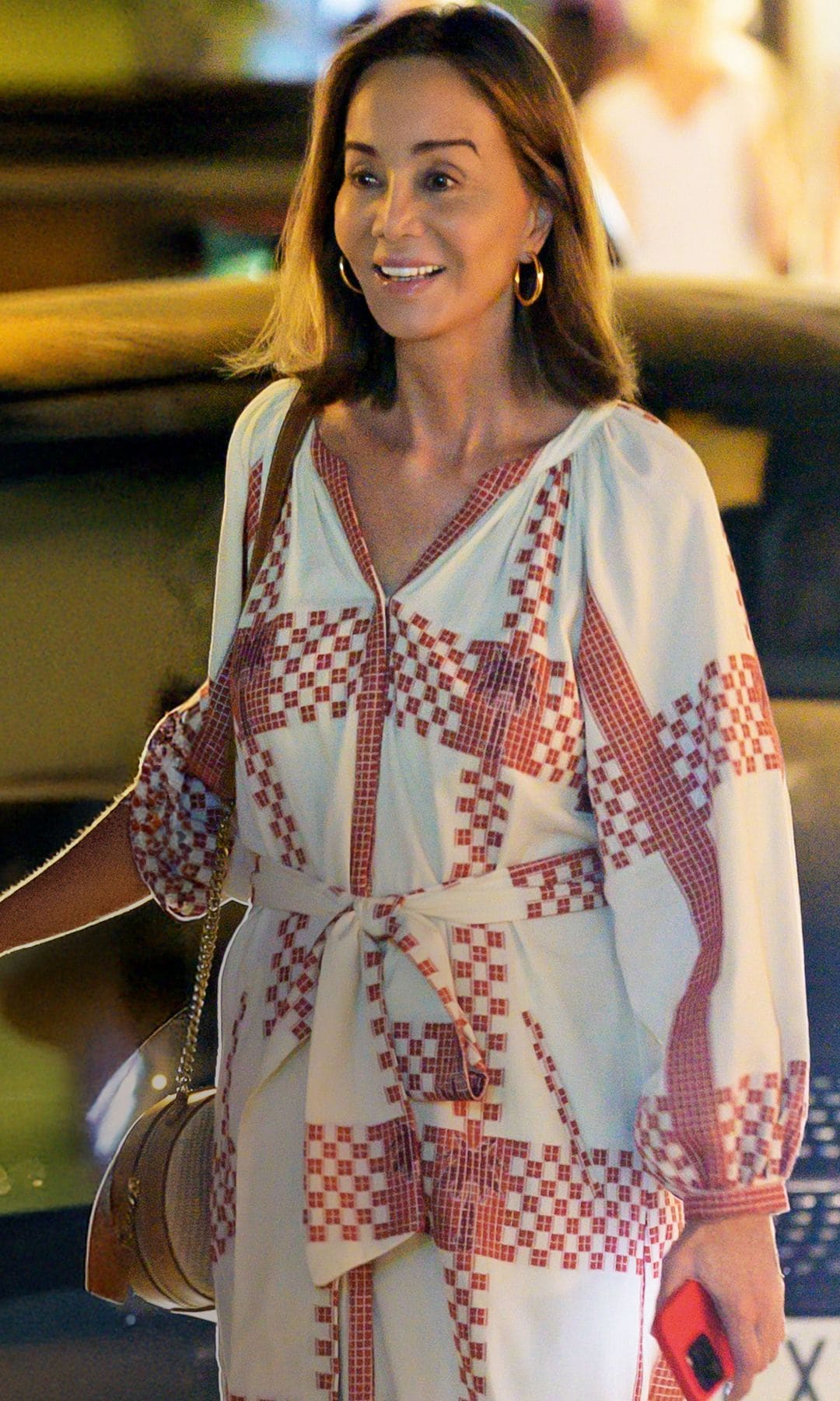 Isabel Preysler, con vestido estilo caftán, pasea con amigas por el centro de Marbella