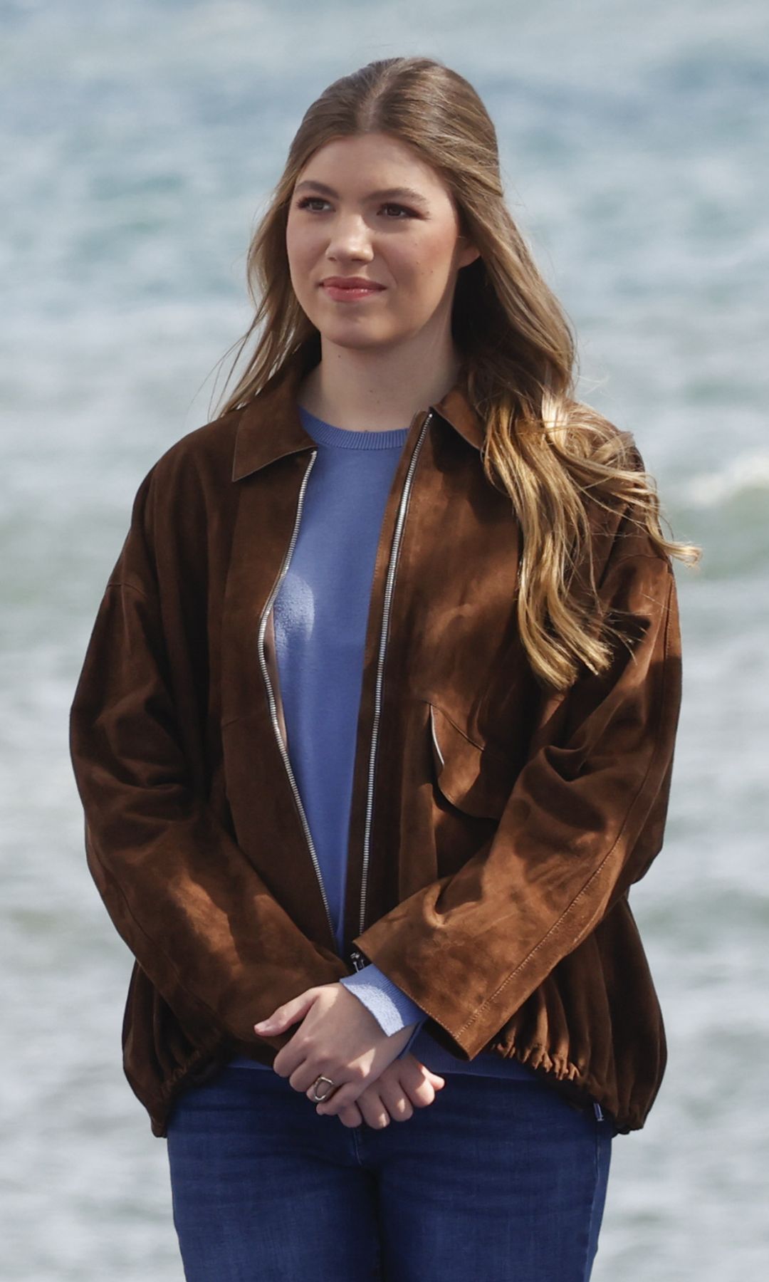 De París a Asturias, la infanta Sofía reafirma su estilo más relajado con vaqueros muy anchos y una chaqueta bomber