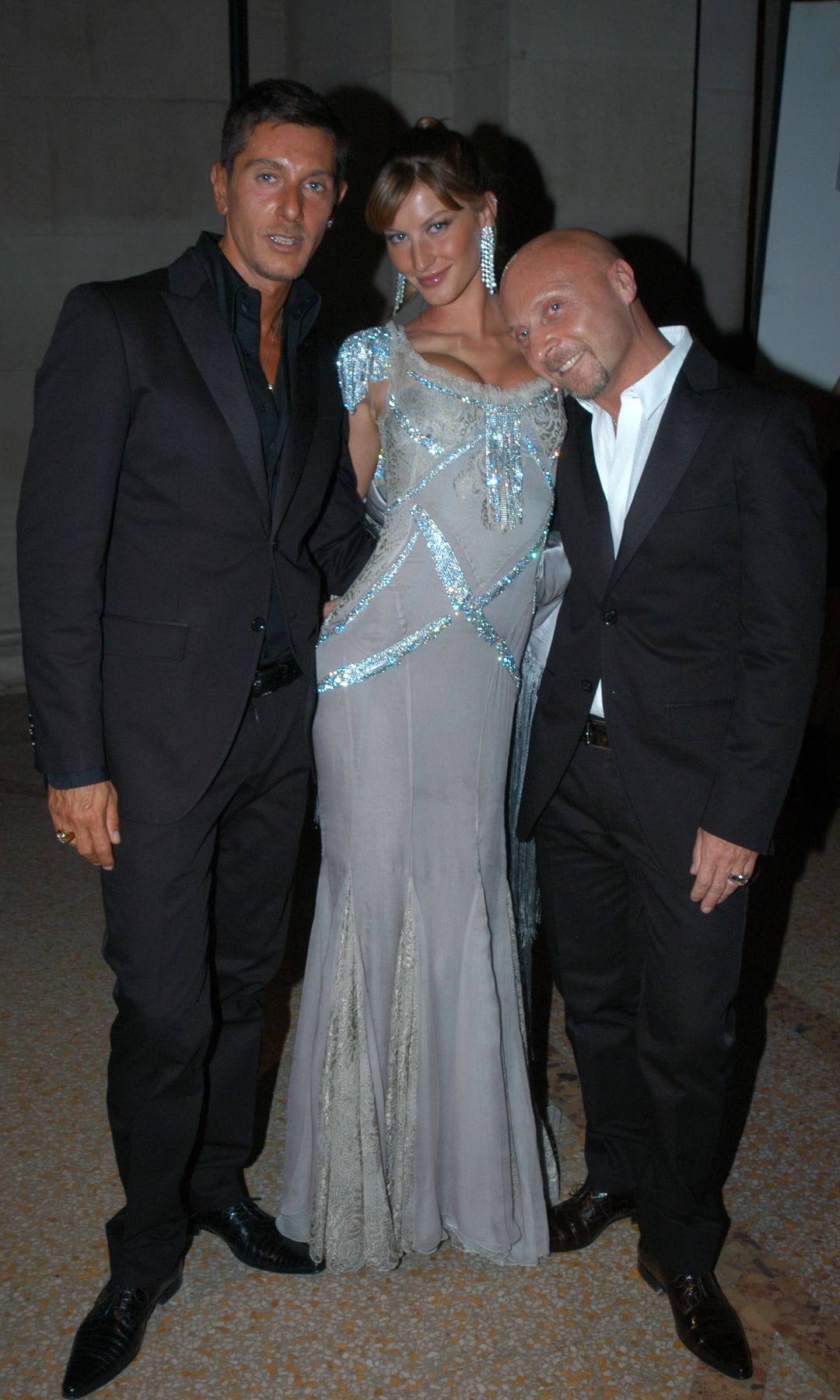 Gisele Bündchen en la MET Gala 2003 junto a Stefano Gabbana y Domenico Dolce
