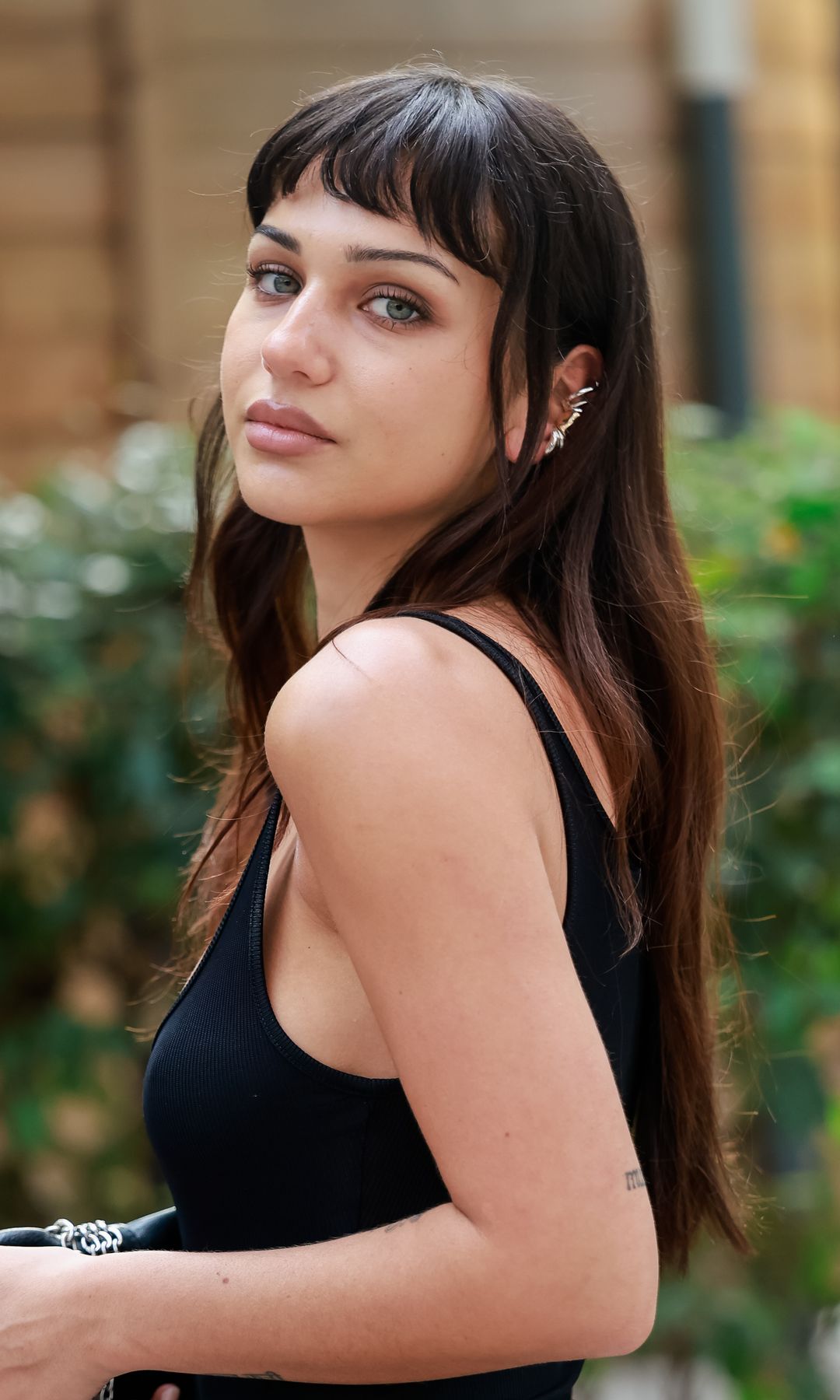 Mujer con cabello largo y flequillo corto