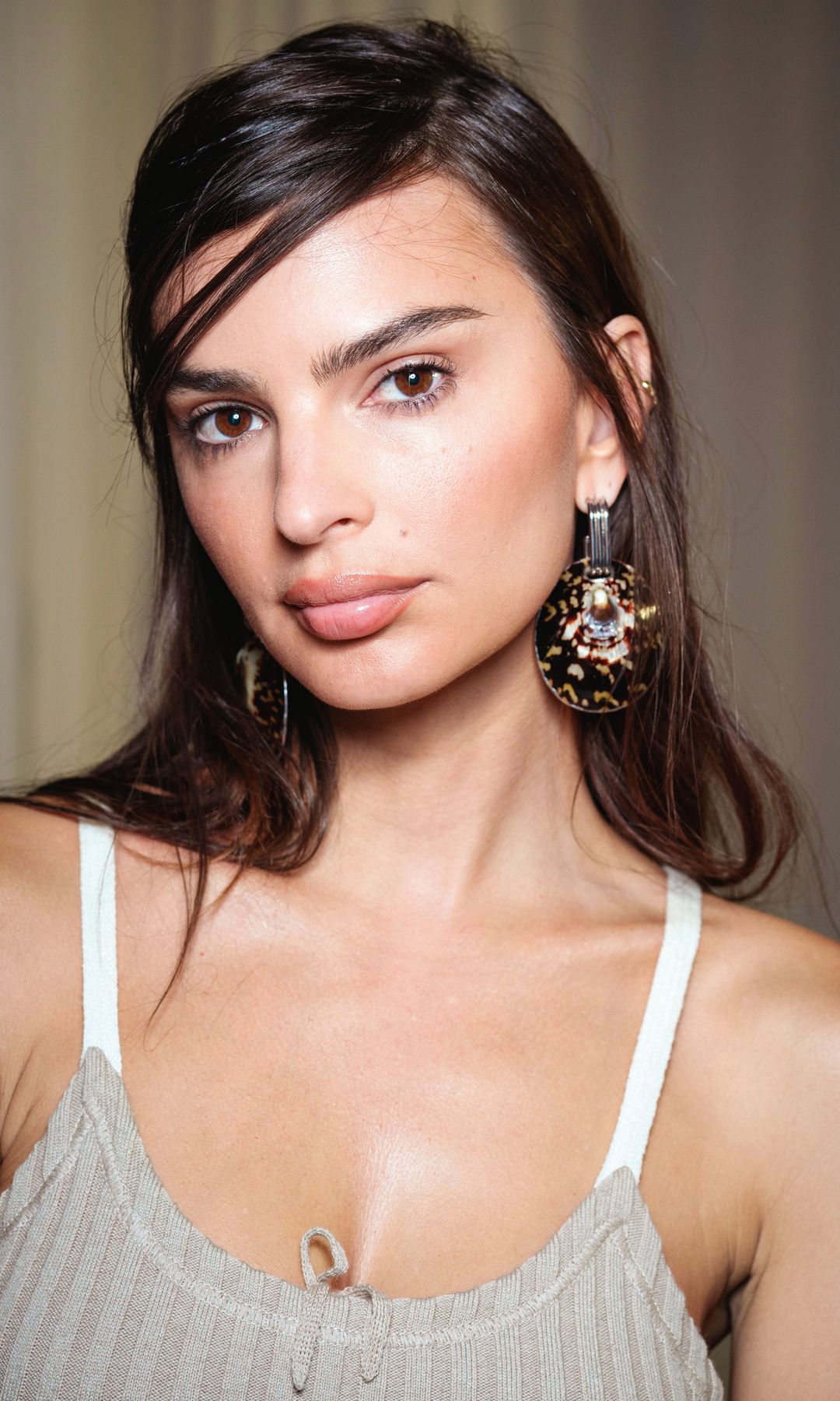 Emily Ratajkowski con piel del rostro y cuello espectacular