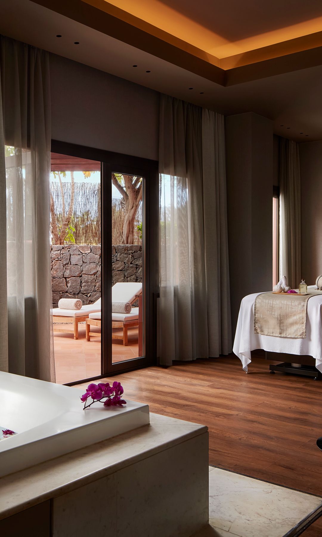 Imagen de una cabina de masajes del hotel Tivoli La Caleta