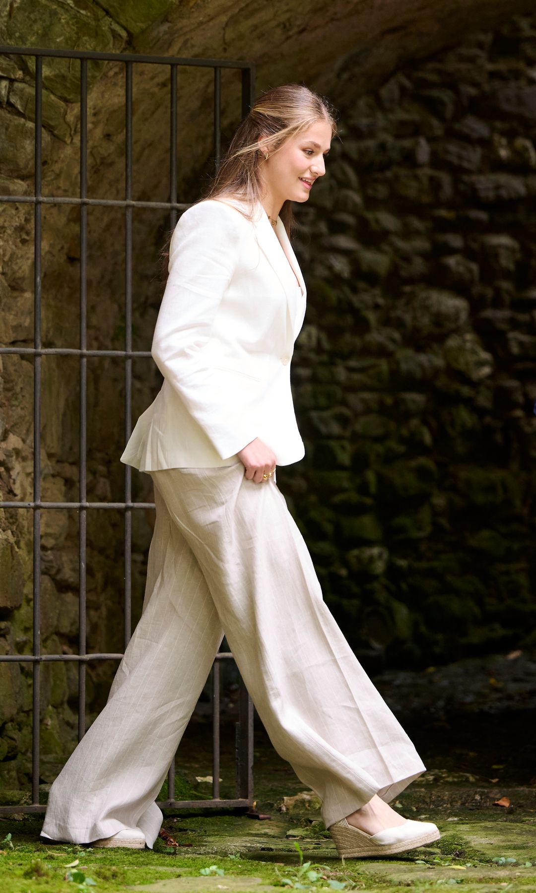 La princesa Leonor en Girona con traje blanco