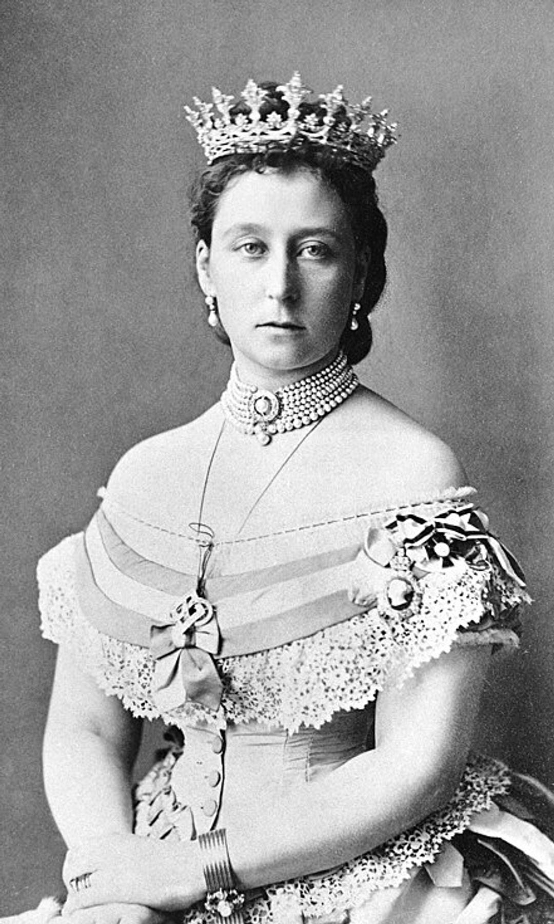 La princesa Alicia posa con la tiara Hesse el día de su boda