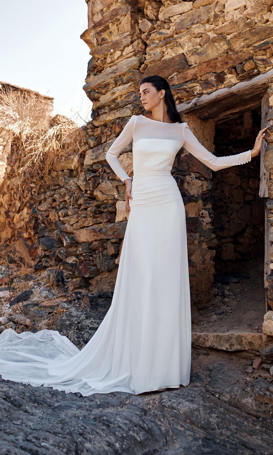 Muy natural: El día de tu boda puedes ir sencilla y original. Para muestra, el vestido palabra de honor Rilke, en crepé bielástico y con un abrigo en georgette fino de escote barco y manga larga. Todos los modelos pertenecen a la Colección Couture 2026, de Rosa Clará. Las joyas son de José Luis Joyerías