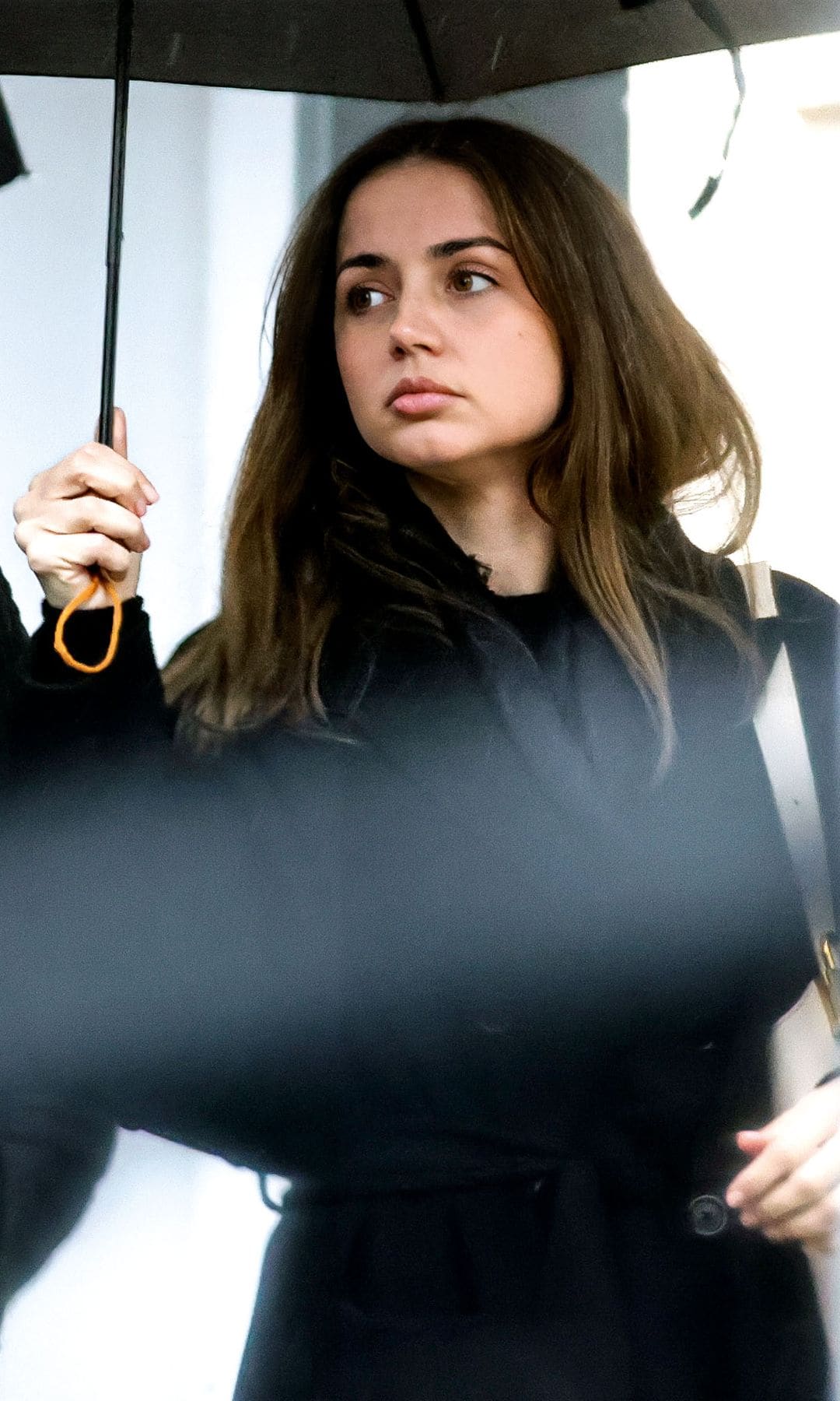 Ana de Armas sujetando un paraguas