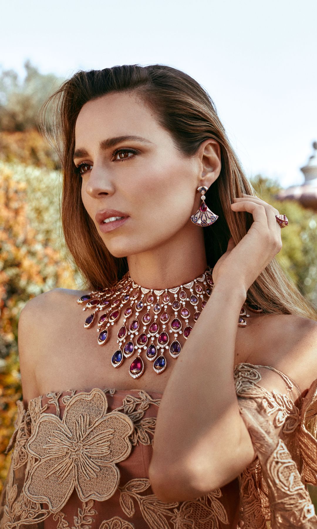 UN FUTURO BRILLANTE
Nuestra protagonista, posa con vestido, de Ynés Suelves, y como joyas, todas en oro rosa y con diferentes piedras preciosas: collar Color Treasures, de la colección Polychroma; anillo Color Treasures, y pendientes Divas’ Dream. Todo de alta joyería de Bvlgari.  