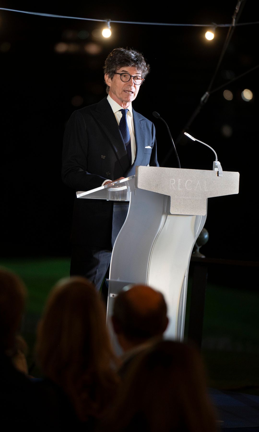 Maximiliano de Habsburgo, hablando en un momento de la cena