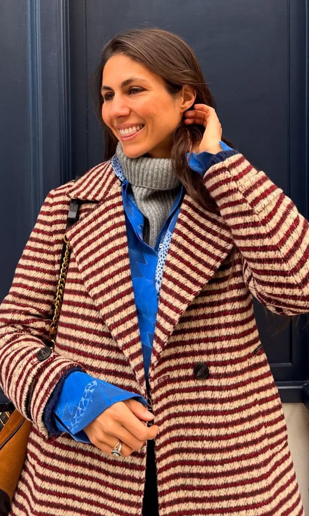 Ana Cristina Portillo con camisa azul sobre jersey de punto gris