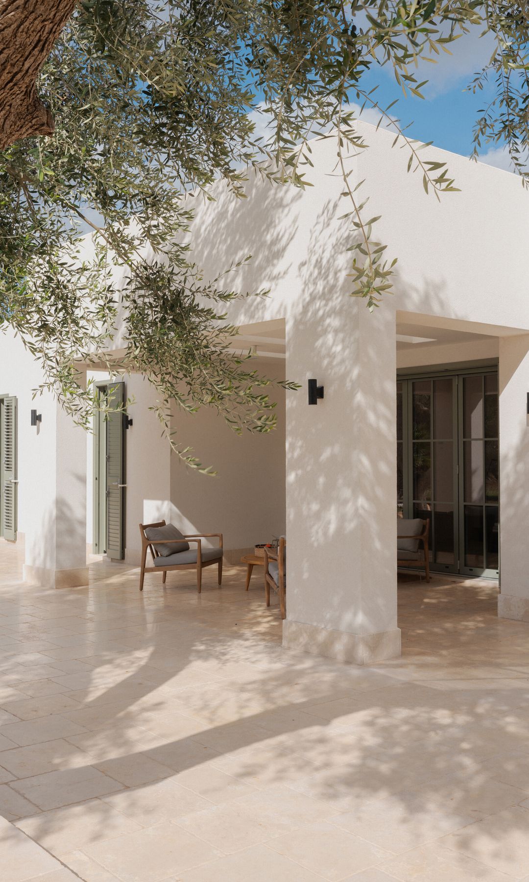 Casa de estilo mediterráneo, porche con salón exterior 