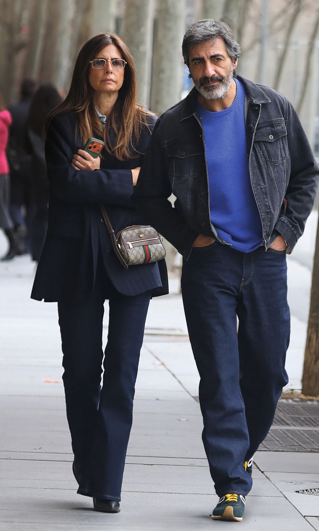 Nuria Roca y Juan del Val pasean juntos por el madrileño barrio de Salamanca. El matrimonio, que compagina a la perfección trabajo y amor, demostró que también se le da bien conjuntar sus estilismos, apostando los dos para este paseo por vaqueros oscuros, chaqueta, camisa y jersey también en tonos azules