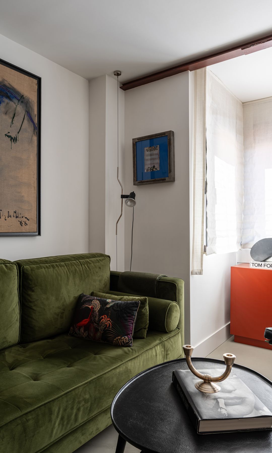 Rincón del salón con sofá verde