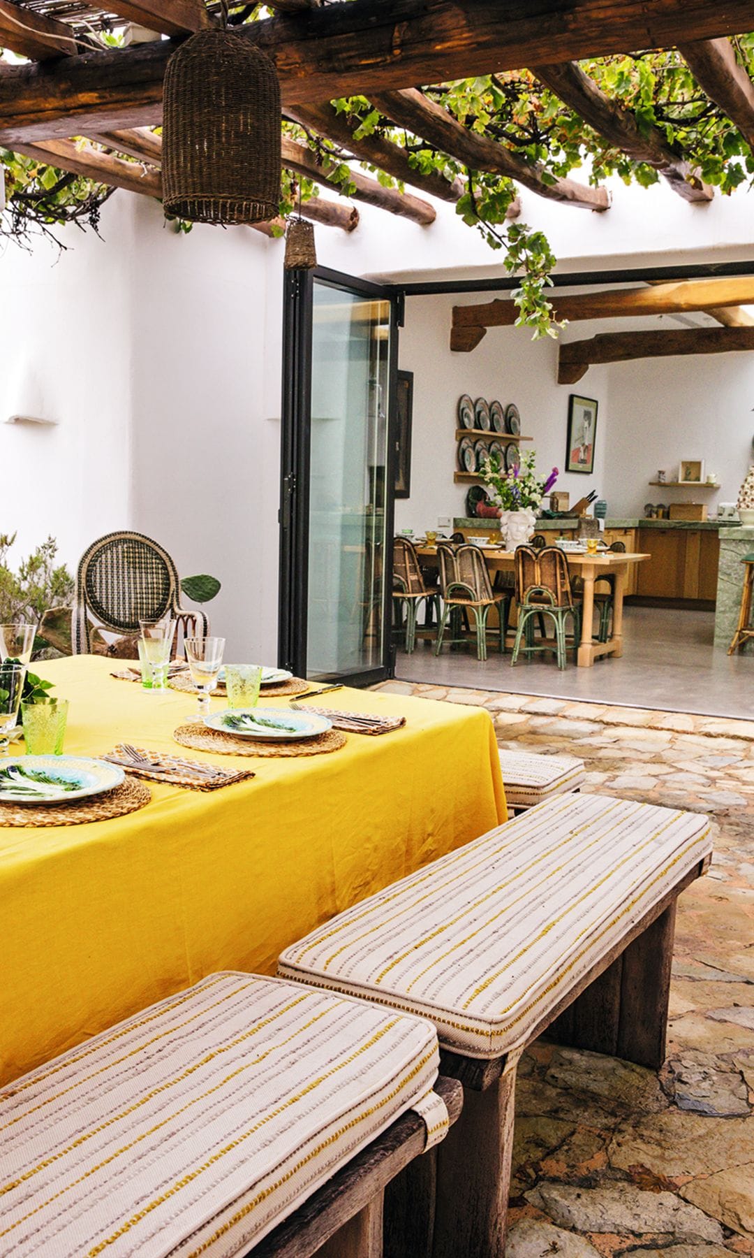 EMMA ROIG  NOS RECIBE EN SU REFUGIO DE IBIZA, UNA IMPRESIONANTE VILLA EN EL CORAZÓN DE LA ISLA