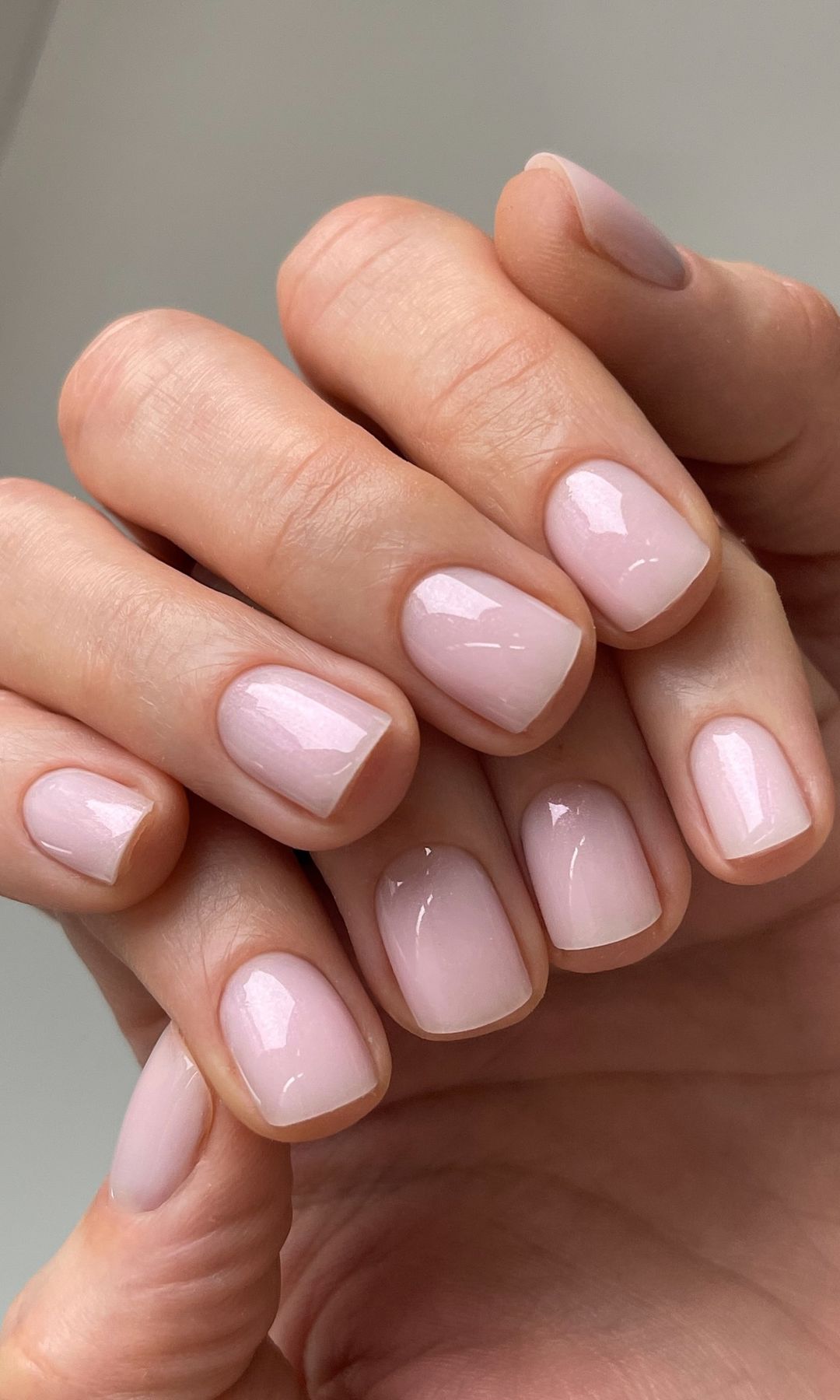 Manicura blanco lechoso