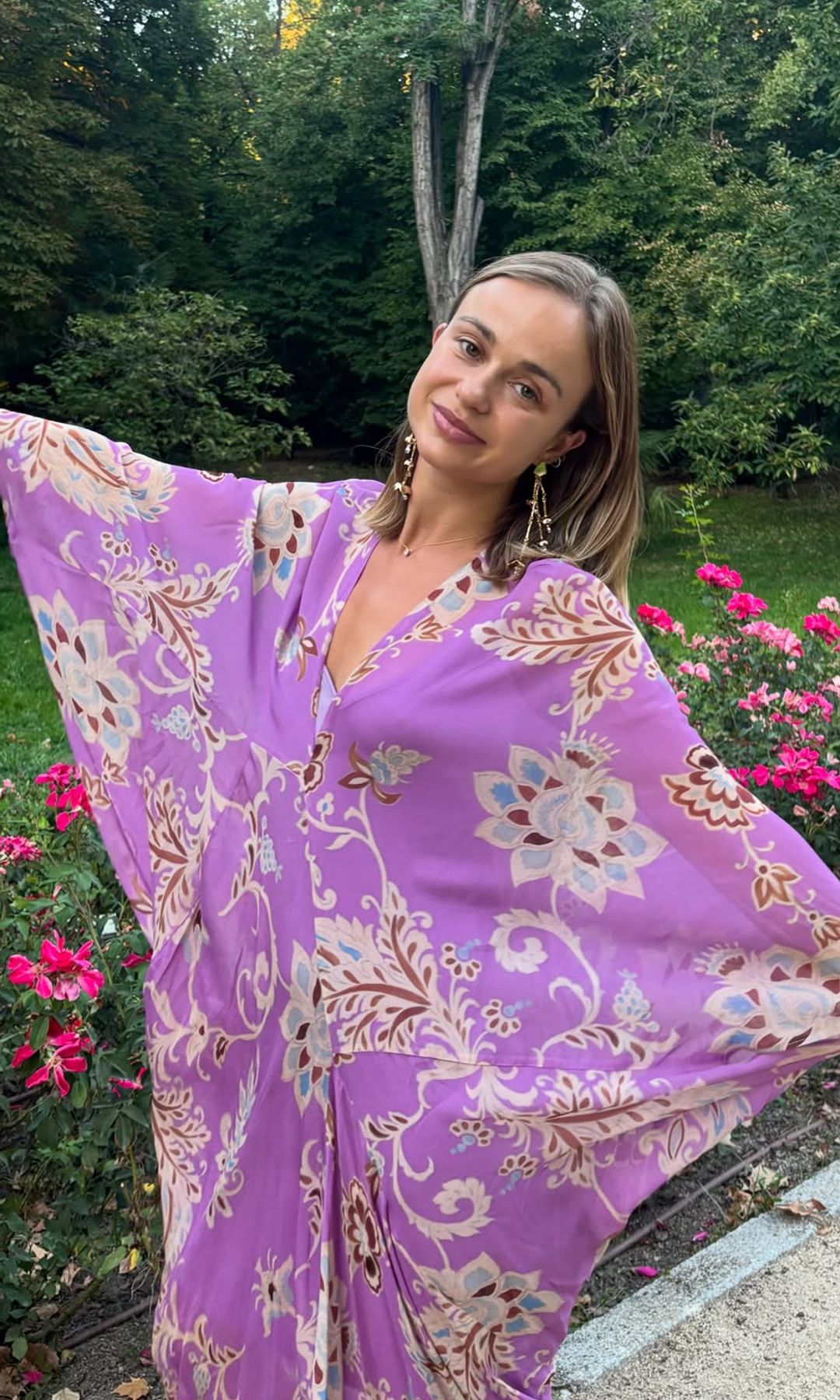 Amelia Windsor, la prima del príncipe Guillermo, lleva la moda española a Inglaterra y sorprende con un vestido vaporoso de una firma madrileña