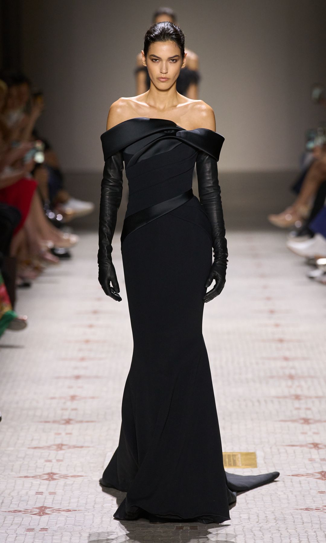 Iza Dantas, para Elie Saab Alta Costura