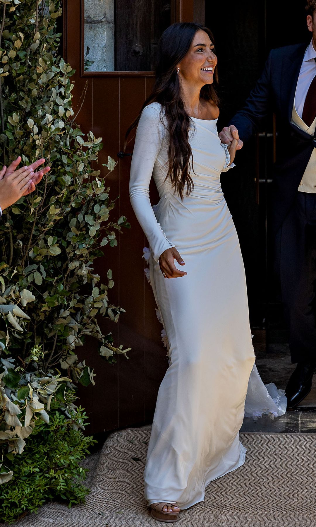 Natalia Pujo y Guillermo Creuheras al salir de la iglesia el día de su boda