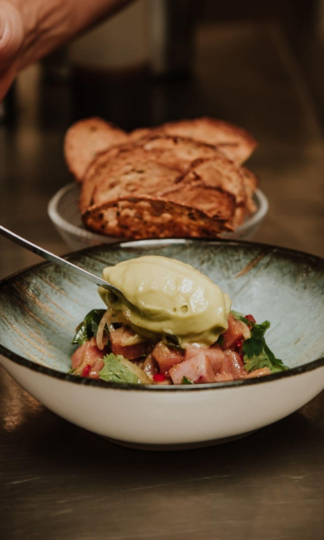 Ventresca de atún rojo balfegó con aromas asiáticos, sorbete de aguacate-wasabi y tostas de pan de masa madre del restaurante Rêver, en el barrio de Vegueta de Las Palmas de Gran Canaria