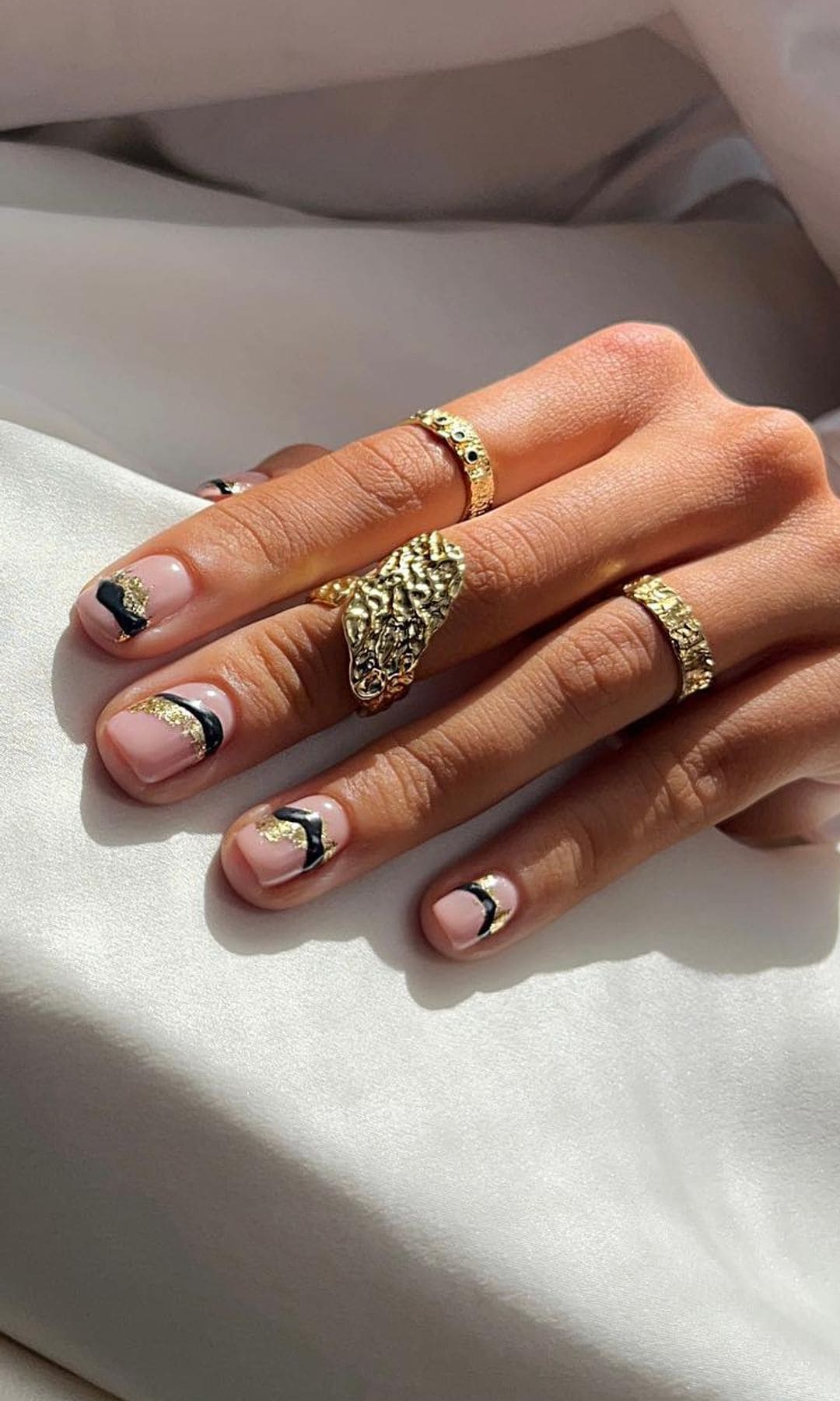 Manicura con toque dorado