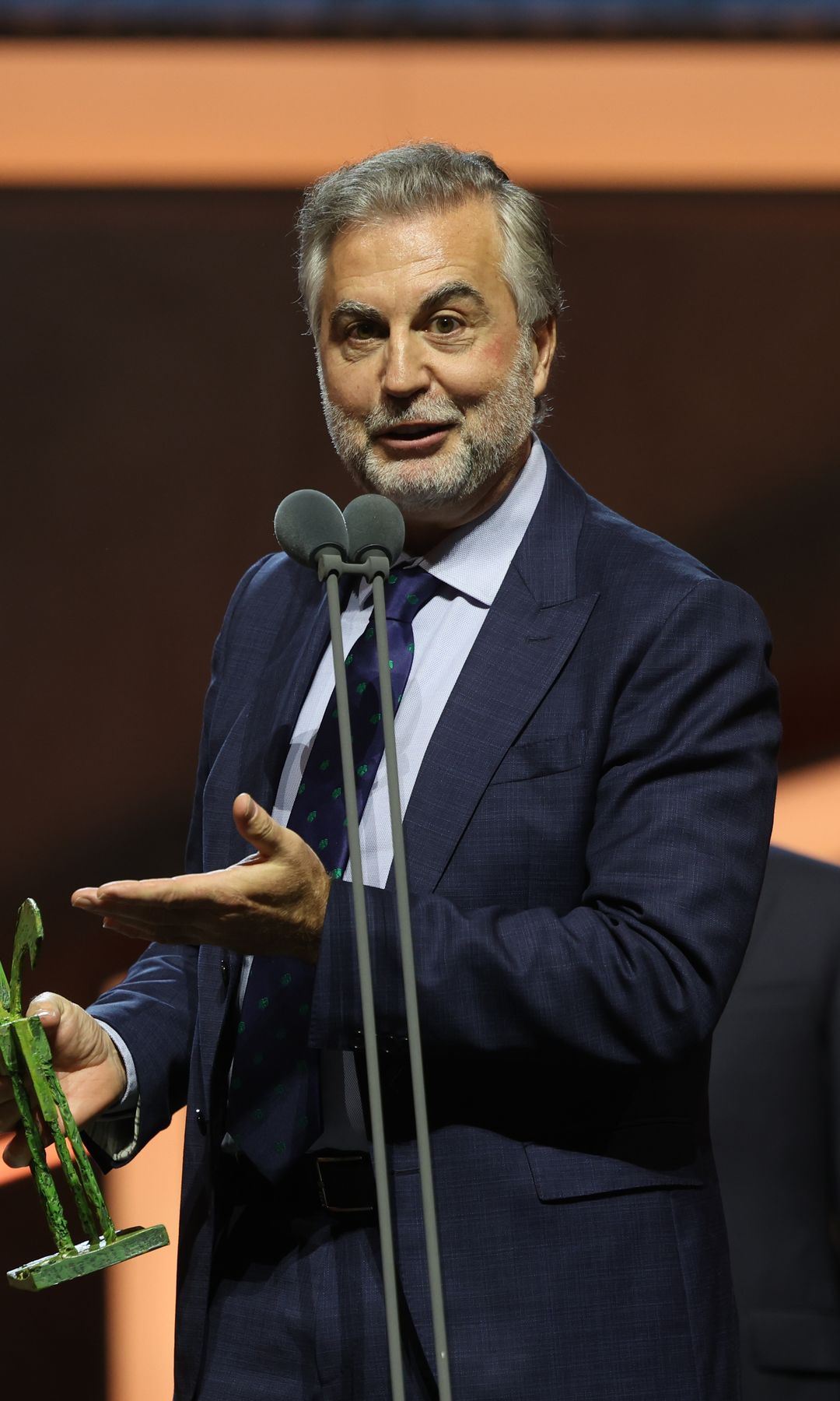 Plano medio de Carlos Alsina recogiendo su premio Ondas