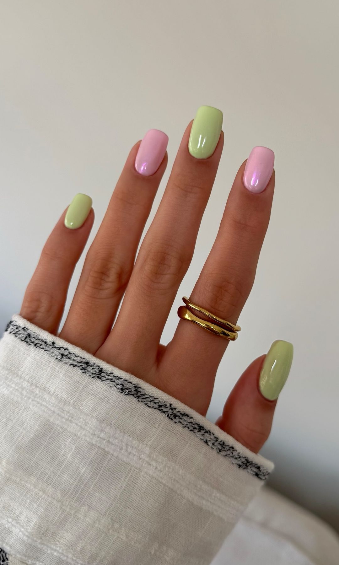 Manicura cromada en rosa y verde