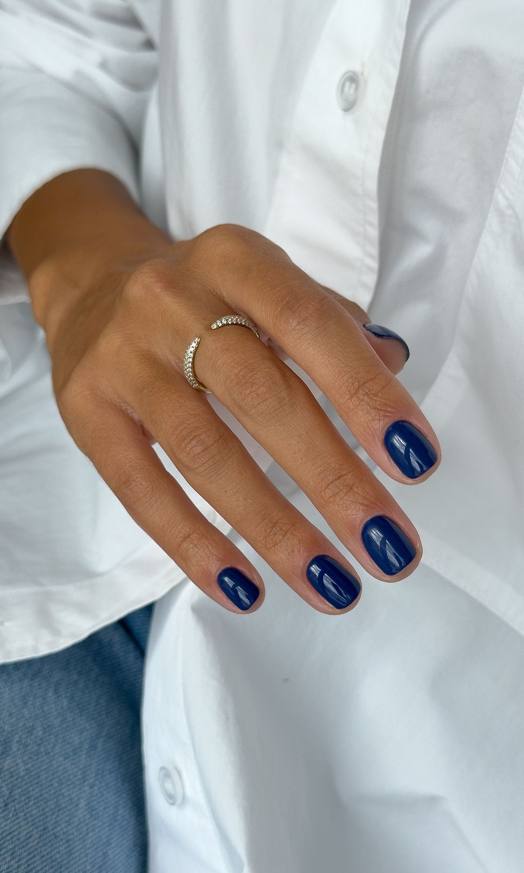 Manicura italiana en azul marino