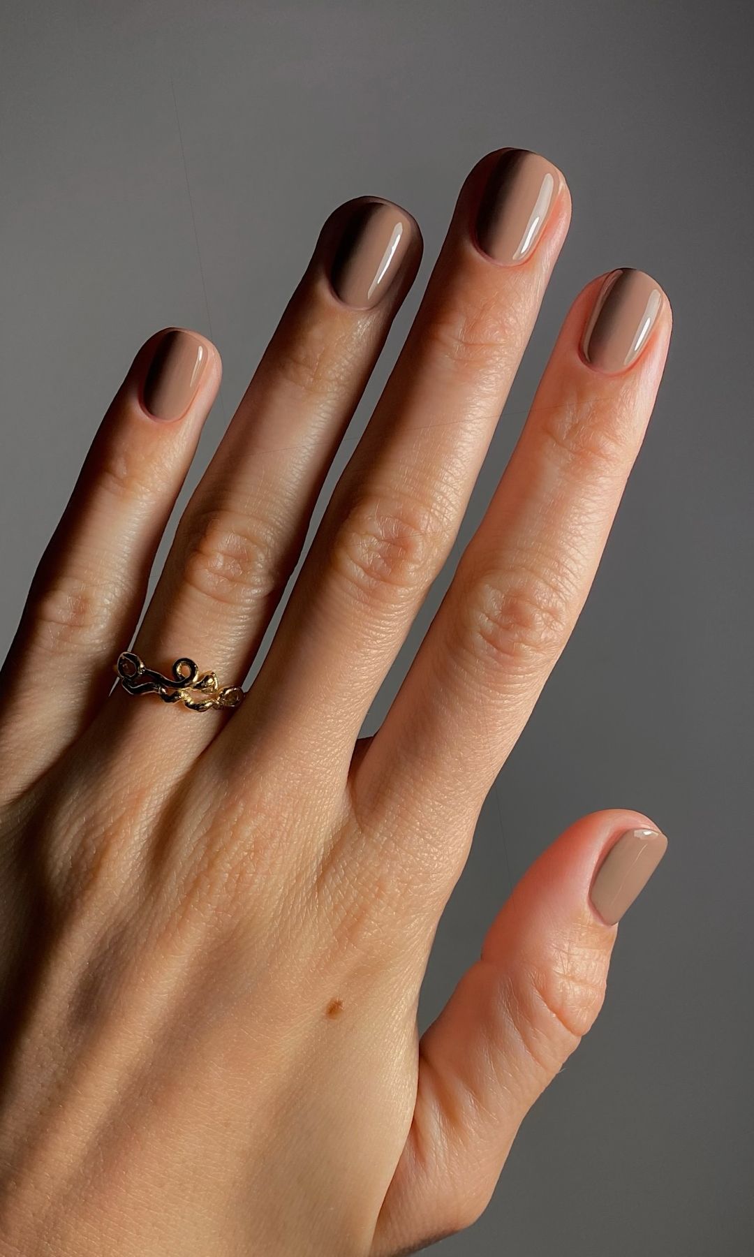 Manicura en color marrón
