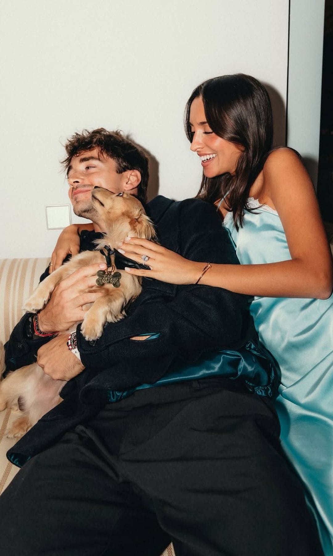 Alexandra sorprendió con un vestido lencero en el color de la buena suerte para las novias.