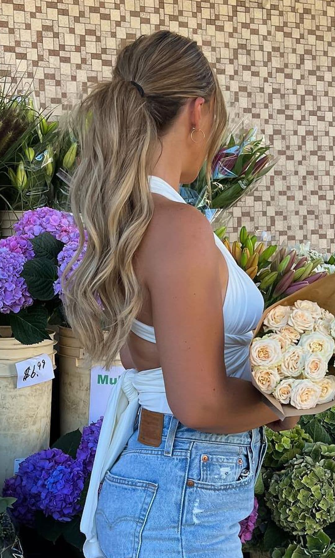 Mujer con coleta baja