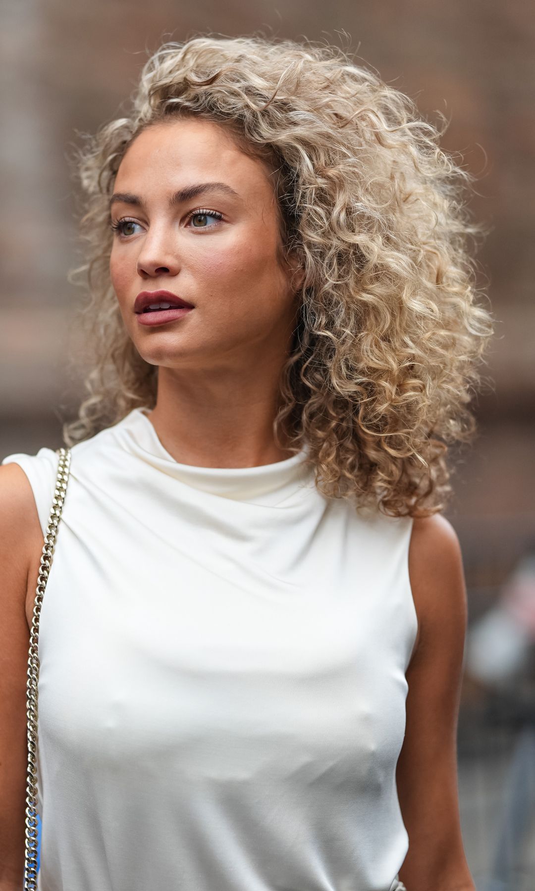 Mujer con cabello rizado