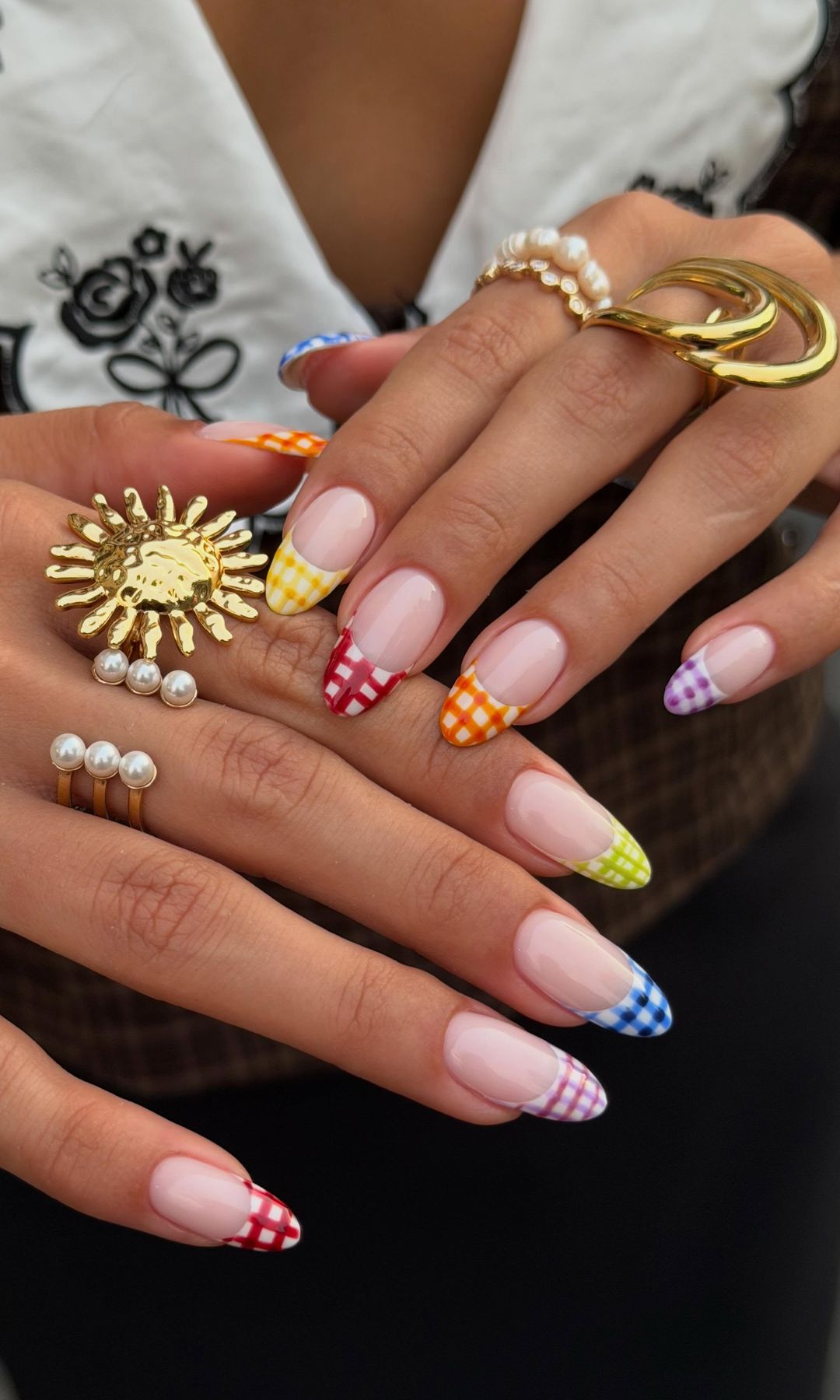 Manicura multicolor de cuadros