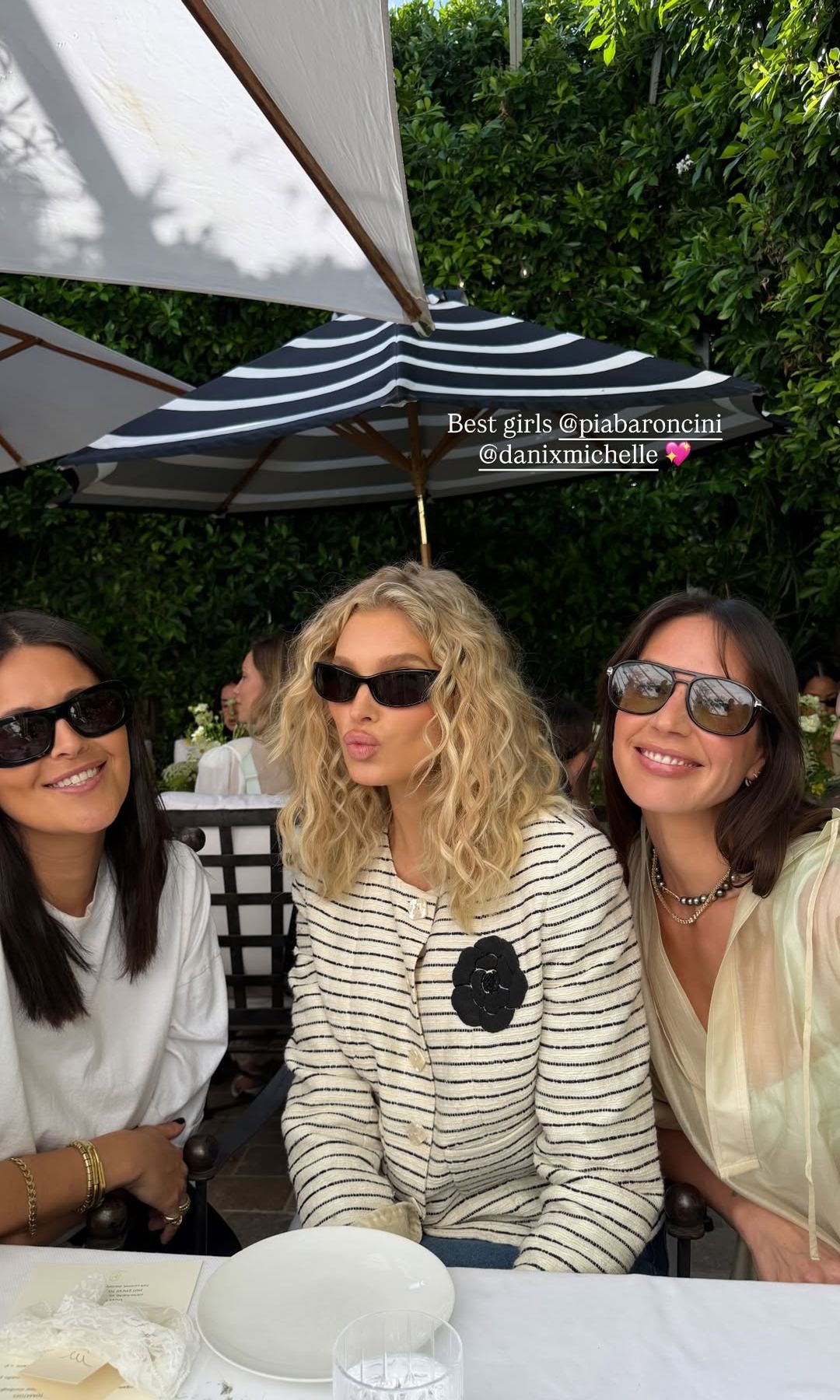 Elas Hosk en una historia de instagram con amigas, con una espectacular melena rubia muy rizada 