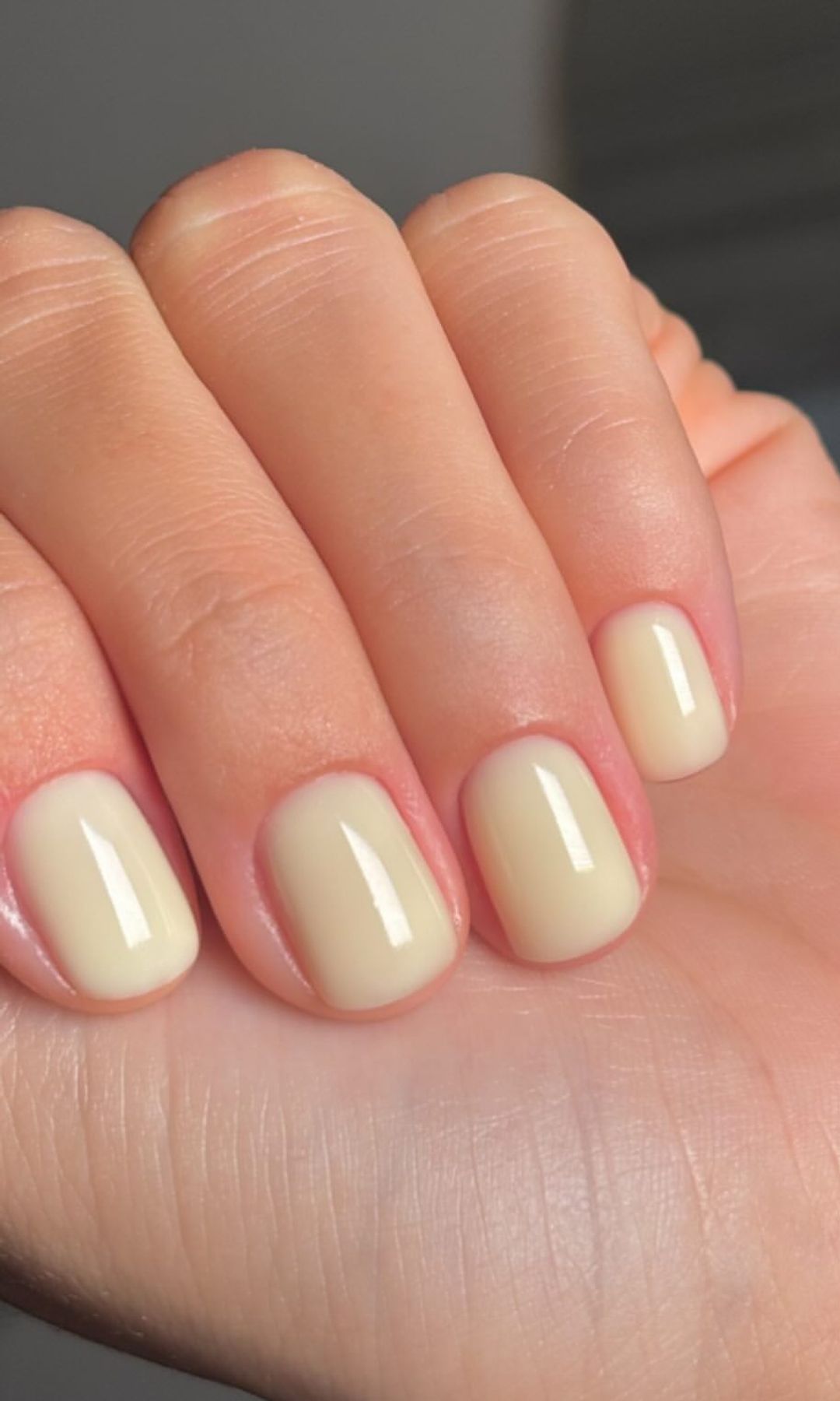 Manicura amarillo limón suave en uñas cortas y cuadradas