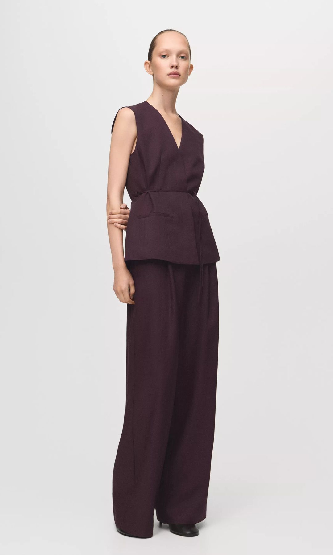 Pantalones palazzo en tono marrón oscuro, de Mango.
