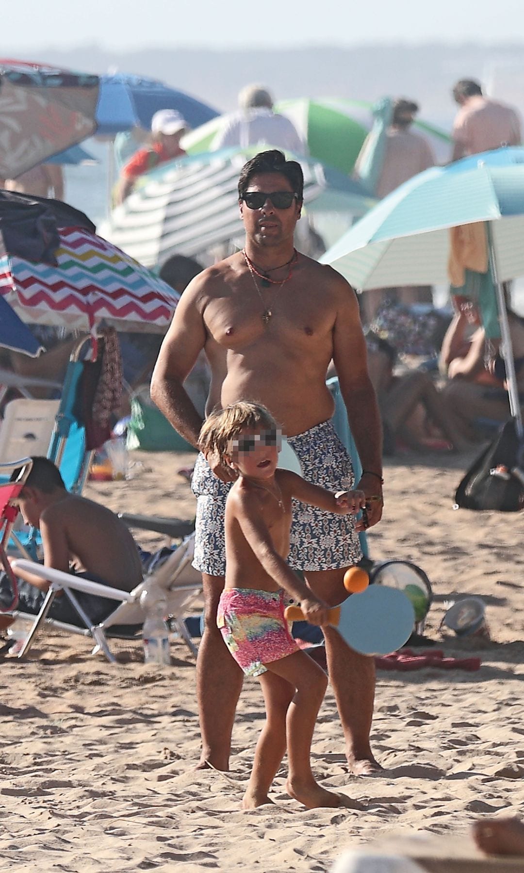 Francisco Rivera jugando con su hijo Curro en la playa
