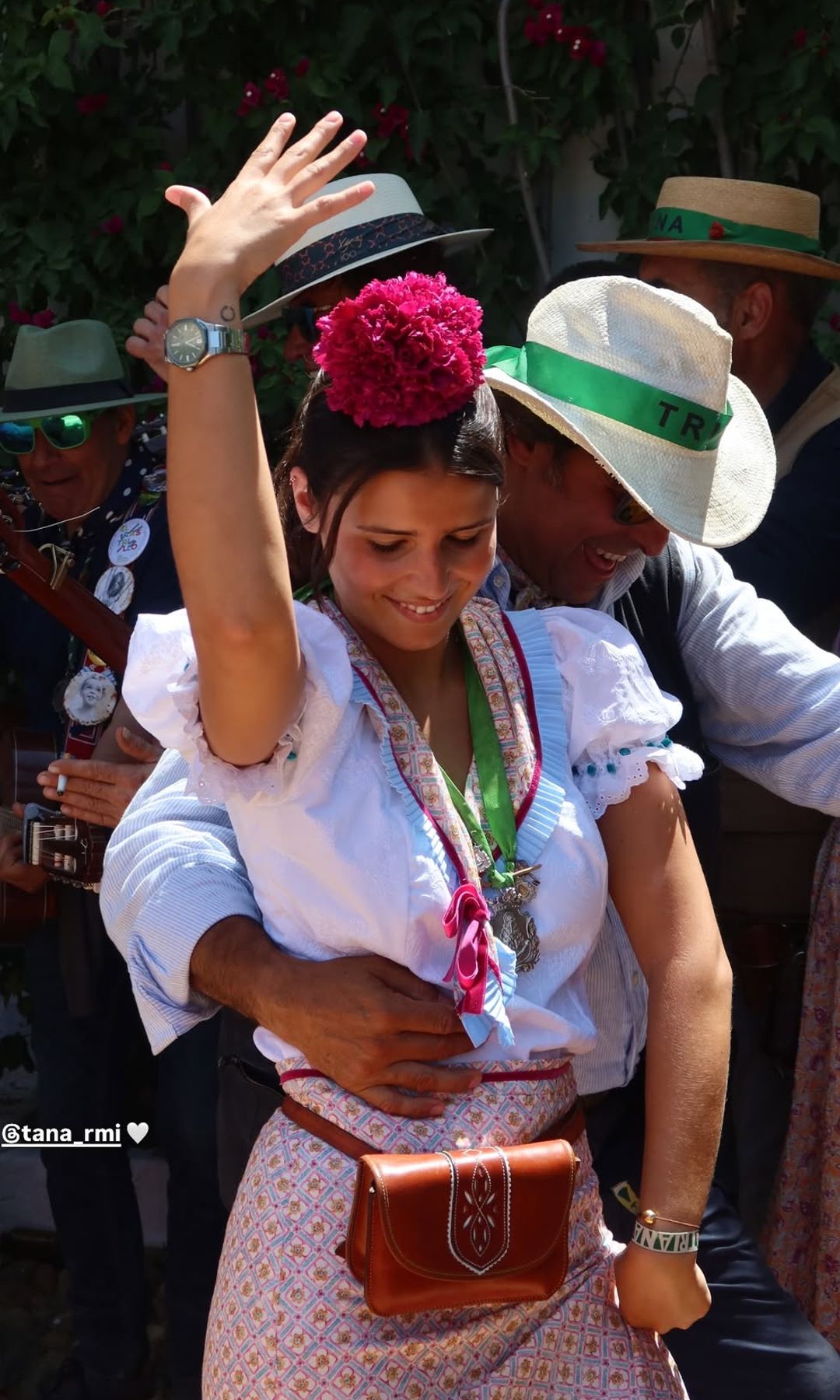 Cayetana Rivera y su padre bailando durante la romería de El Rocío