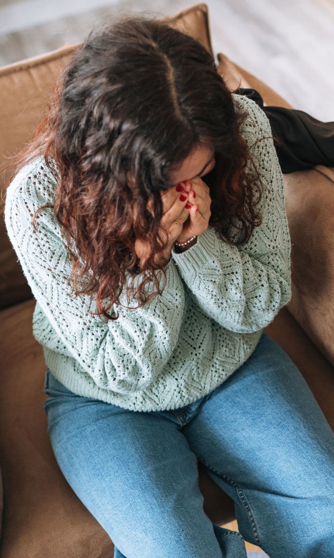 chica consolando 