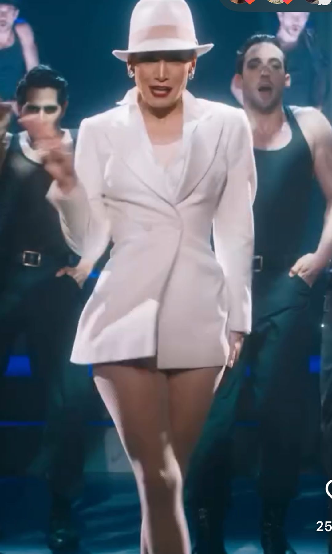 En la película, JLo da vida a una 'femme fatale' que traiciona a sus amantes, un personaje inspirado en la novela de Manuel Puig.