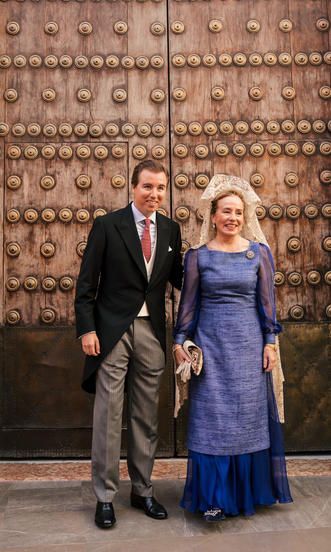 Madrina de boda en azul con mantilla clara